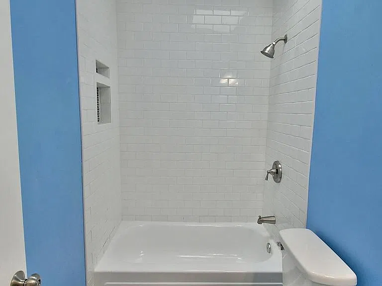 852 W 33rd St — Photo 24