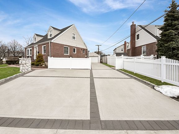 3rd image of 1072 Oaks Dr