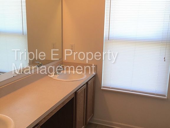 3rd image of 130 Dupont Ct