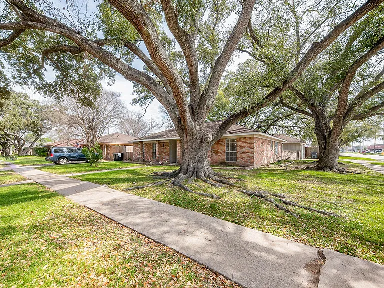 451 Gentilly Dr — Photo 3