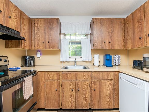 3rd image of 105 Twin Lakes Dr Unit 105