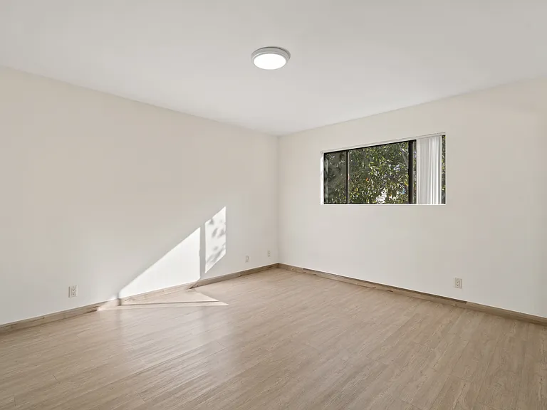 1059 Grover Ave #D — Photo 8