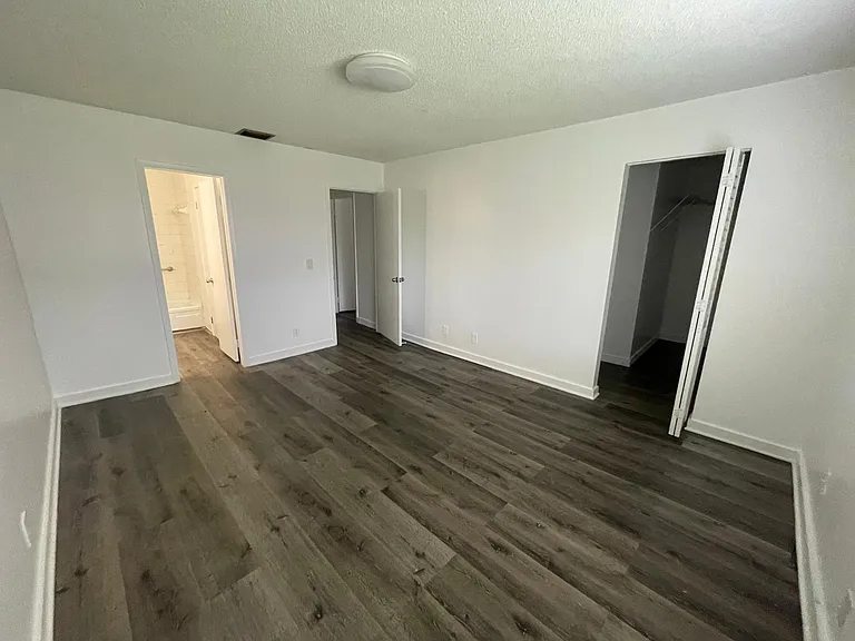 5702 NW 21st St #32-B — Photo 8