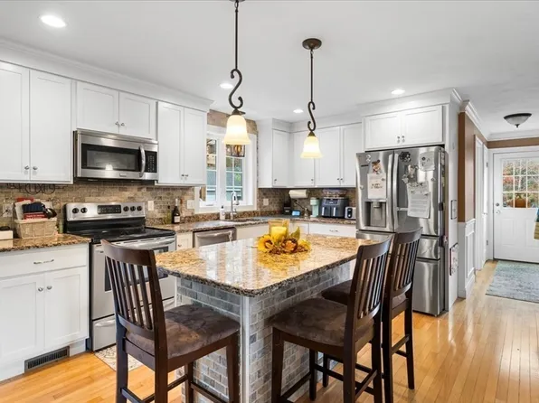 837 Glebe St, Taunton, MA 02780