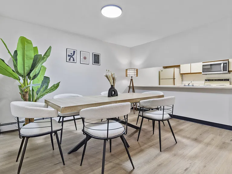 Wehnwood Court Apartments — Photo 10