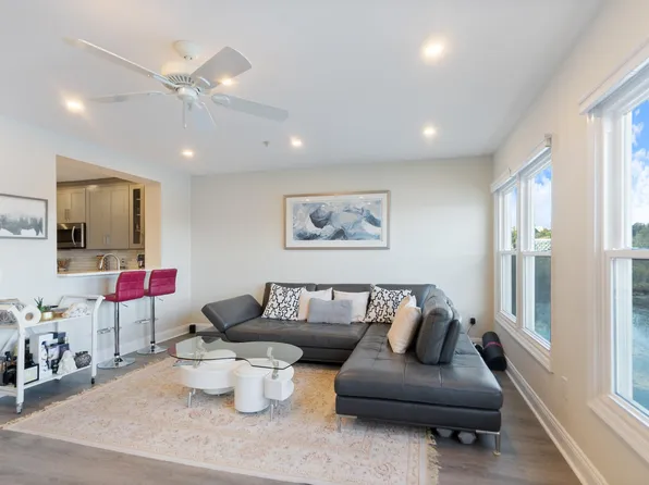 302 The Promenade image 5 of 48