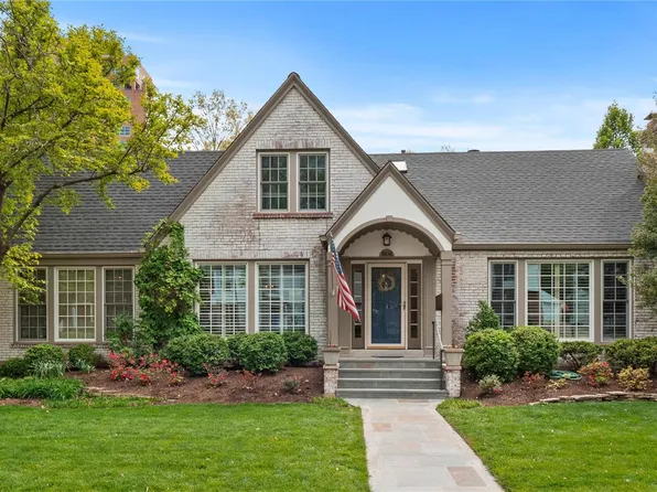 8108 University Dr, Saint Louis, MO 63105