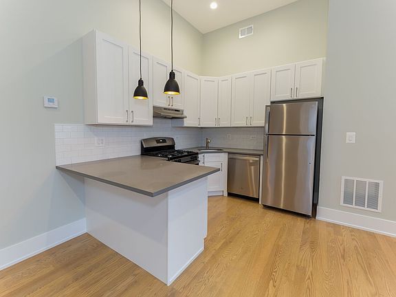 2nd image of 2057 W Dickens Ave Floor 1