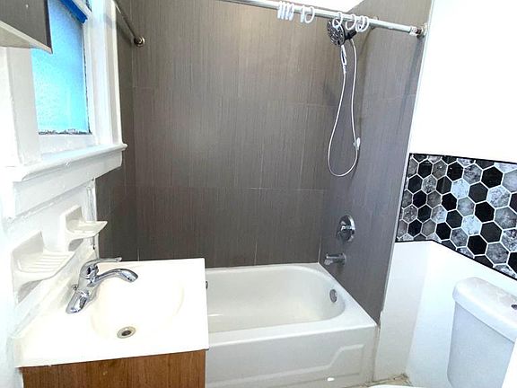 4th image of 310 Tremont Ave Floor 3