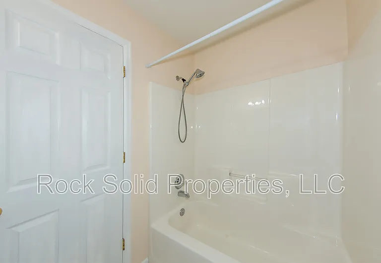 407 E 5th St — Photo 15