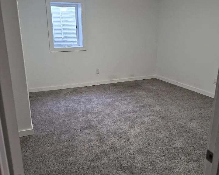 1229 Hawthorne Ln — Photo 7