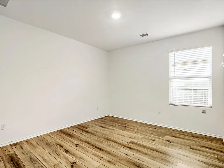 525 Sebring Cir — Photo 11
