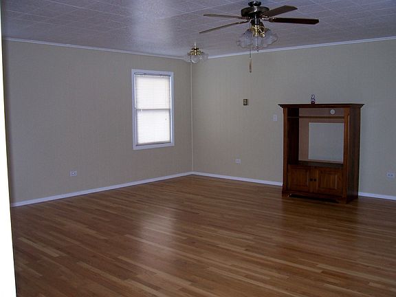 Enormous family room (20x20) with new real white oak floors 