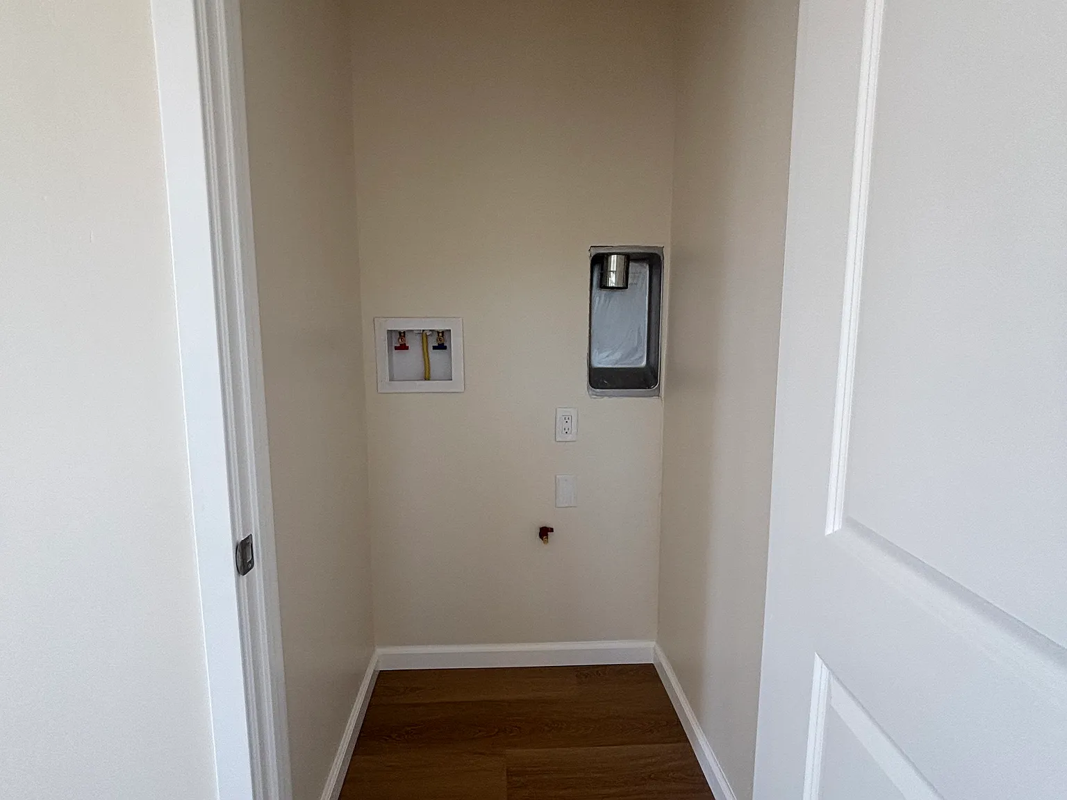 2 bed, 400 sqft, $2,400 — Photo 4