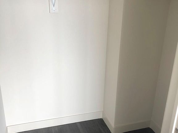 3rd image of 811 W Montrose Ave #2514