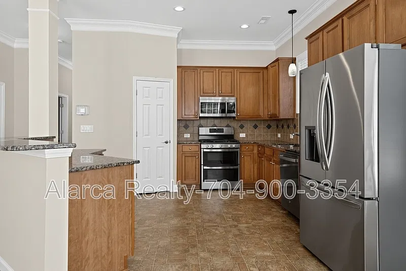 3 bed, 2.5 bath, 2450 sqft, $2,450 — Photo 2