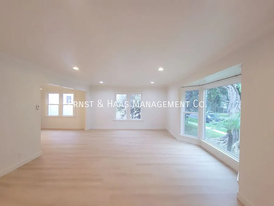Beautiful Virginia Country Club Home! — Photo 4