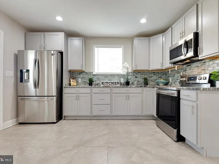 4108 Hayes St NE — Photo 4