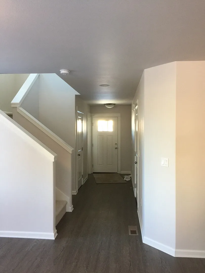 SE Newer Townhouse, 3 Bedrooms, 2 1/2 Baths, Garage, Gas Heat, Patio, Pet Considered — Photo 2