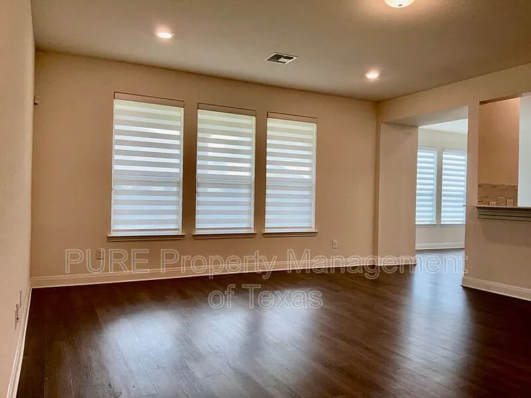 1008 Brenham Ln — Photo 6
