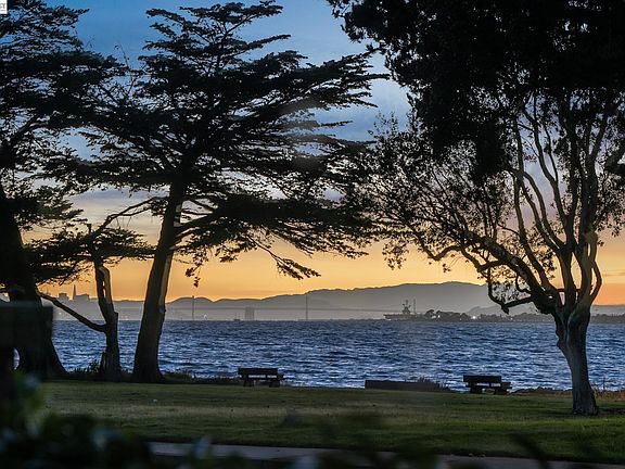 3rd image of 611 Harbor Rd