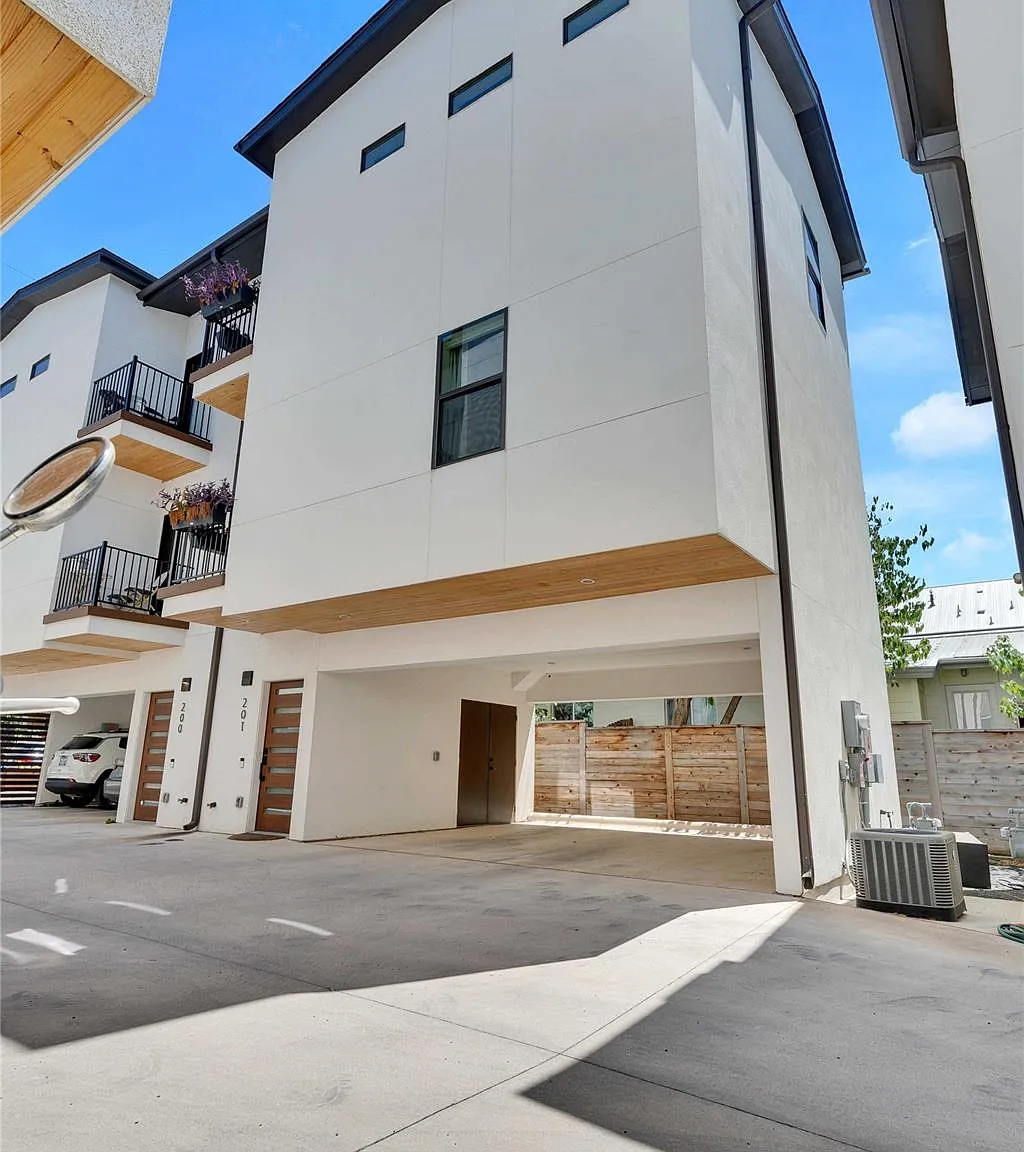 3 bed, 3.0 bath, 1200 sqft, $3,000 — Photo 2