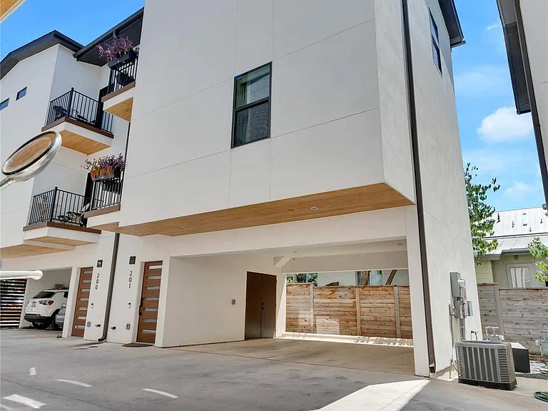 1128 Chicon St #201 — Photo 2