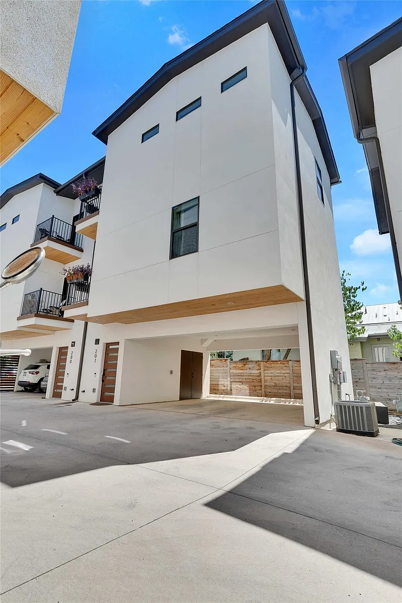Building Photo - 1128 Chicon St #201