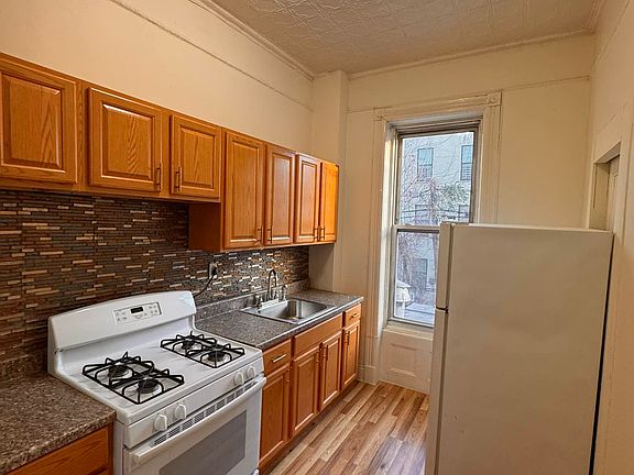 2nd image of 732 Hancock St Floor 2