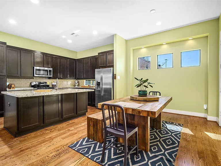 1720 Live Oak St — Photo 7