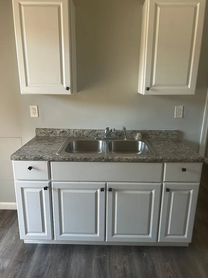 E. 185/Lake Shore 1 Bedroom *1/2 Off Security Deposit Special* — Photo 2