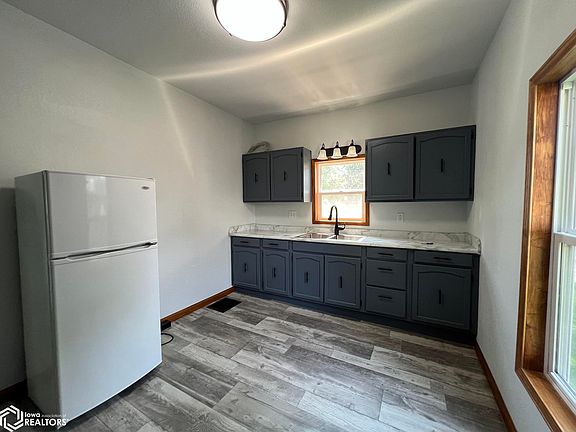 5th image of 117 W Logan St