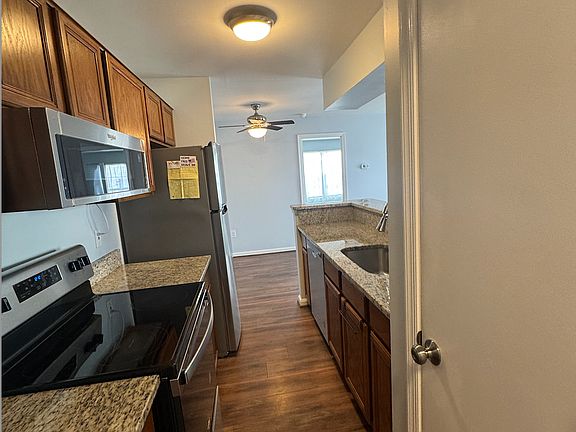 3rd image of 302 Grosvenor Ln APT 1
