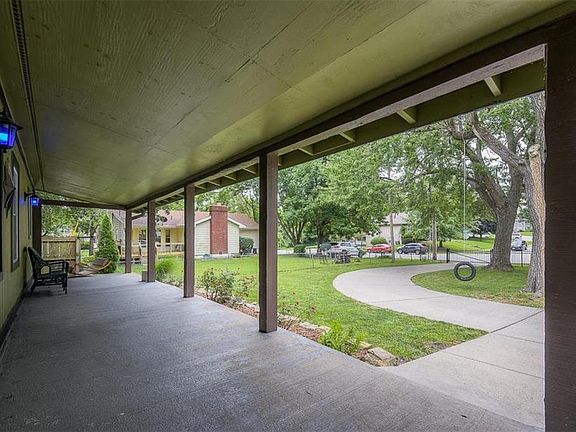 5th image of 301 NE Grand Ave