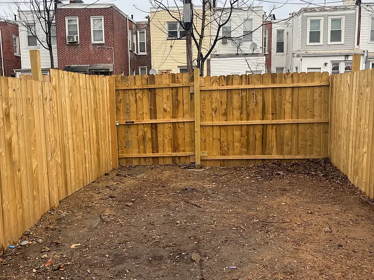 943 E 17th St — Photo 3