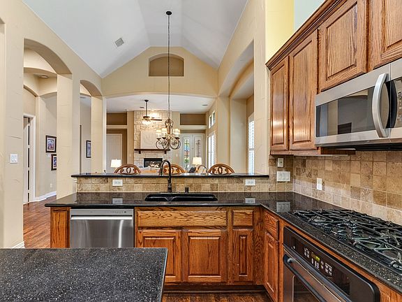 5th image of 10051 Beachwood Dr