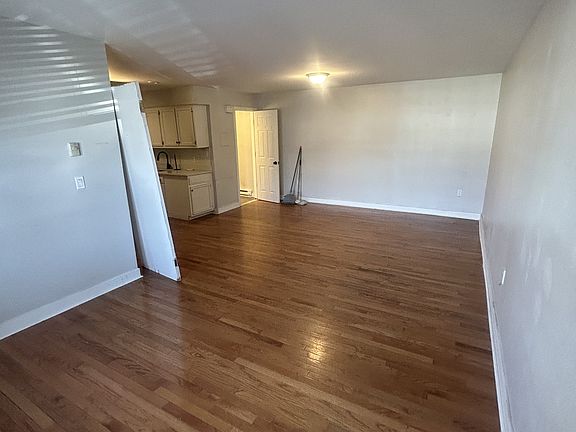 5th image of 417 Boulevard St #8