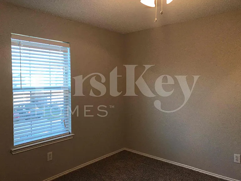 429 W Clover Park Dr — Photo 40