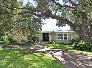 130 Aylesbury Hill St, Terrell Hills, TX 78209