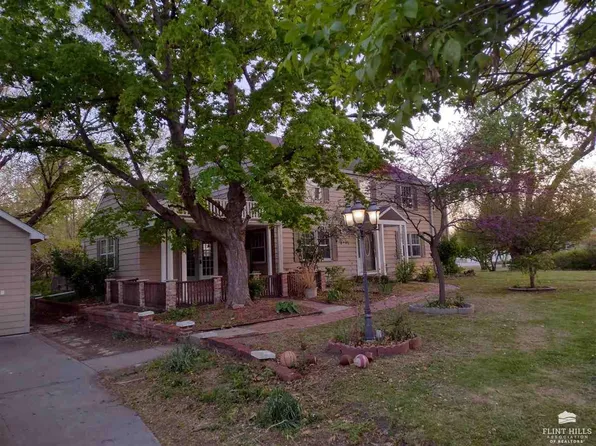 603 W 6th St, Chapman, KS 67431