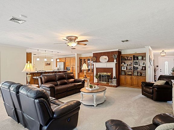 4th image of 655 Ashwood Ave