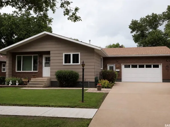 407 7th AVENUE E, Assiniboia, SK S0H 0B0