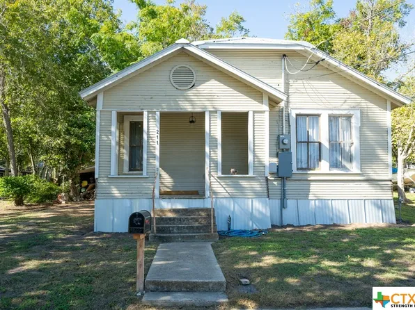 211 De Witt St, Gonzales, TX 78629