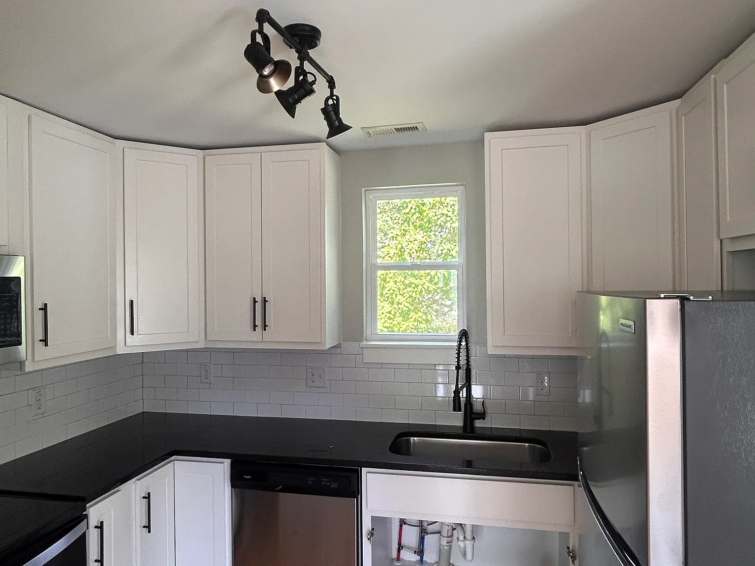 2 bed, 1000 sqft, $1,650 — Photo 2