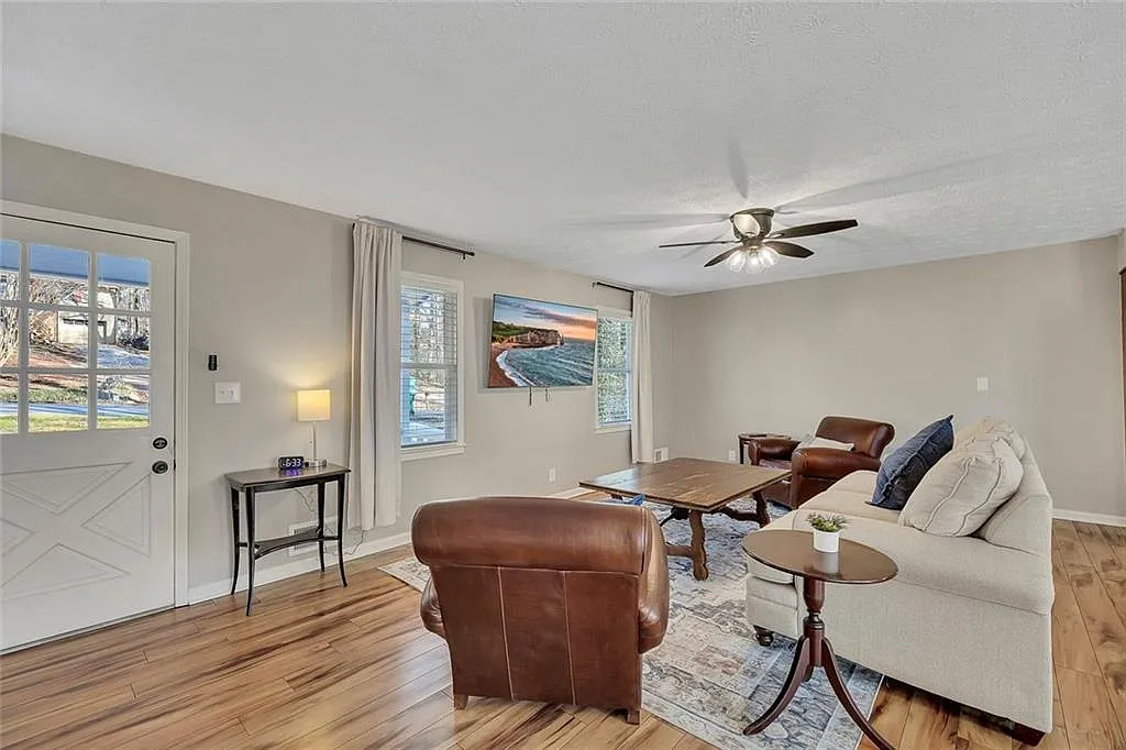 2 bed, 1.0 bath, 1144 sqft, $3,950 — Photo 2