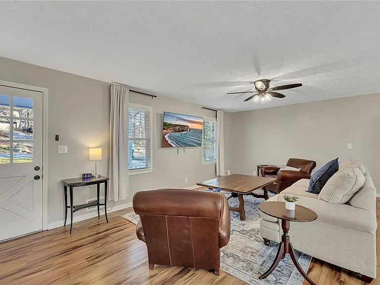303 Nottingham Dr — Photo 2
