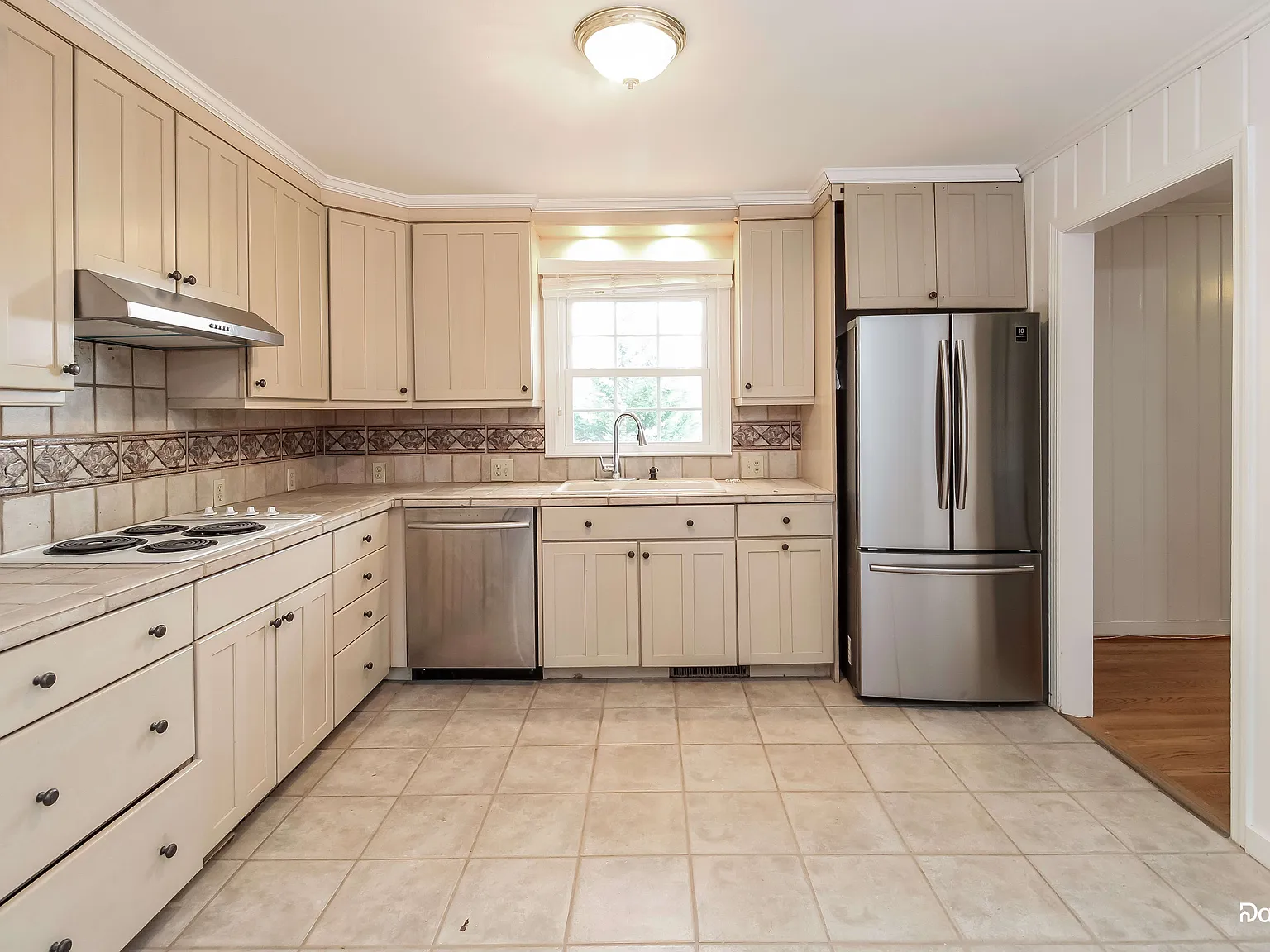 3 bed, 2.5 bath, 2706 sqft, $2,175 — Photo 2