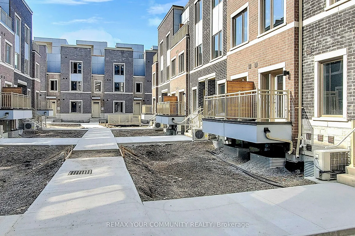 Photo 2 of 39 - 11 Honeycrisp Cres #20 - Vaughan, ON Building Photo - 11 Honeycrisp Cres #20