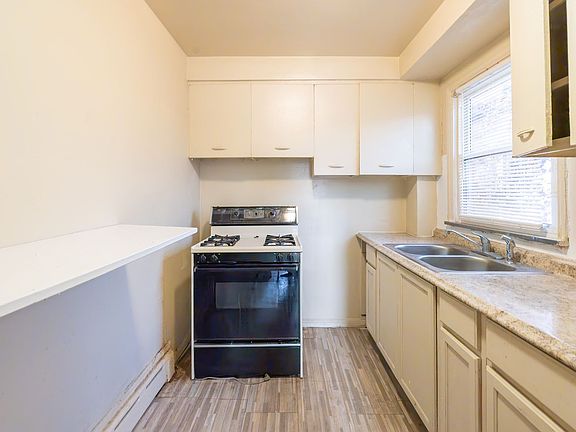 5th image of 2017 Burlingame St #103