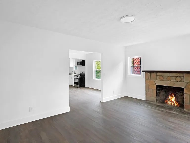 3001 Woodbine Ave — Photo 2